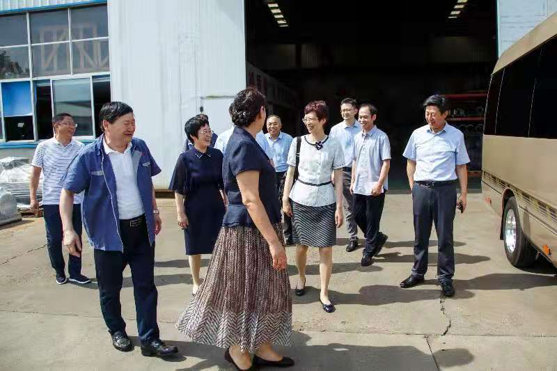 市场监管总局司长由荣成市隋副市长陪同到山东hjc黄金城防爆电机进行调研