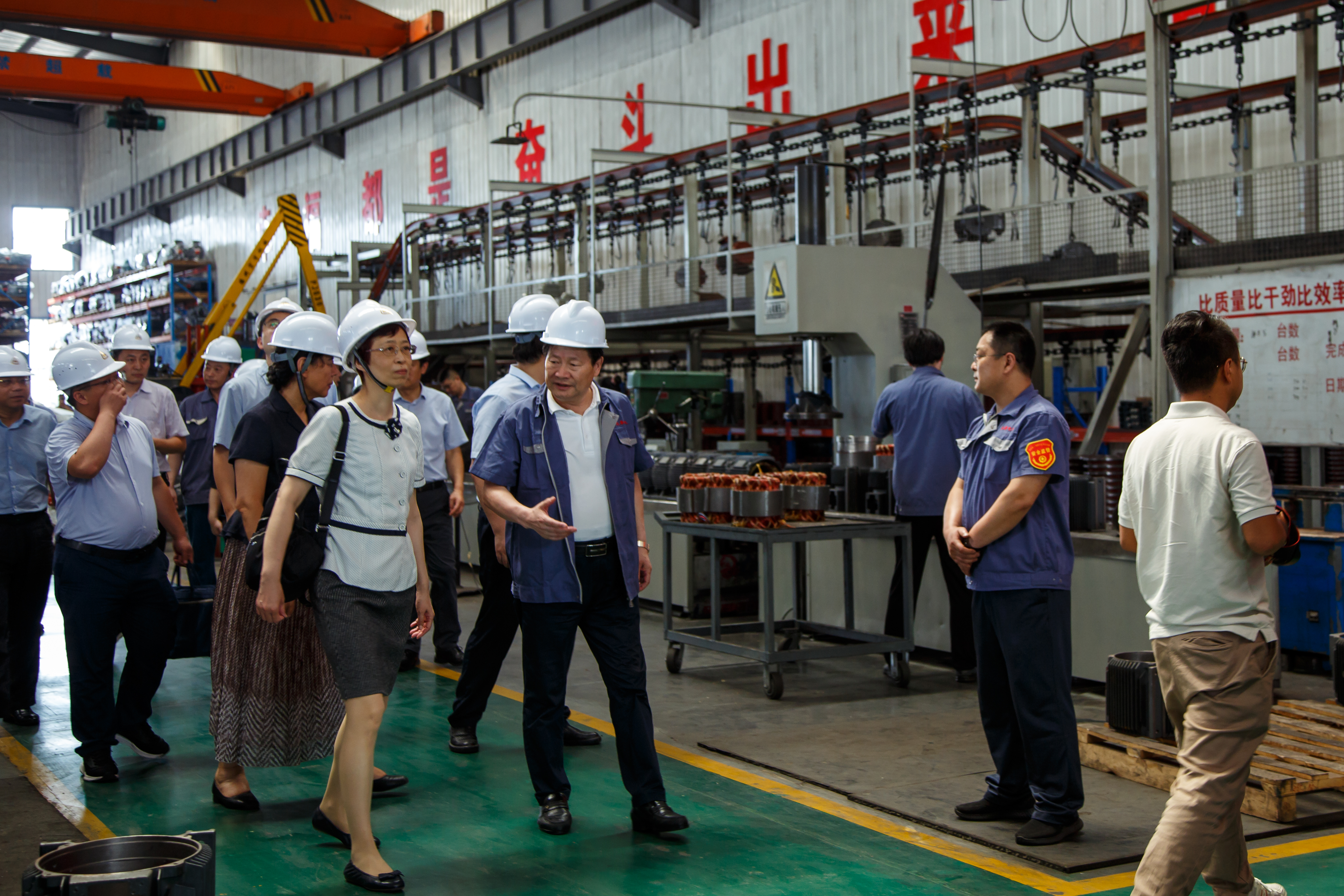 山东hjc黄金城防爆电机董事长陪同市场监管总局司长参观流水线组装车间