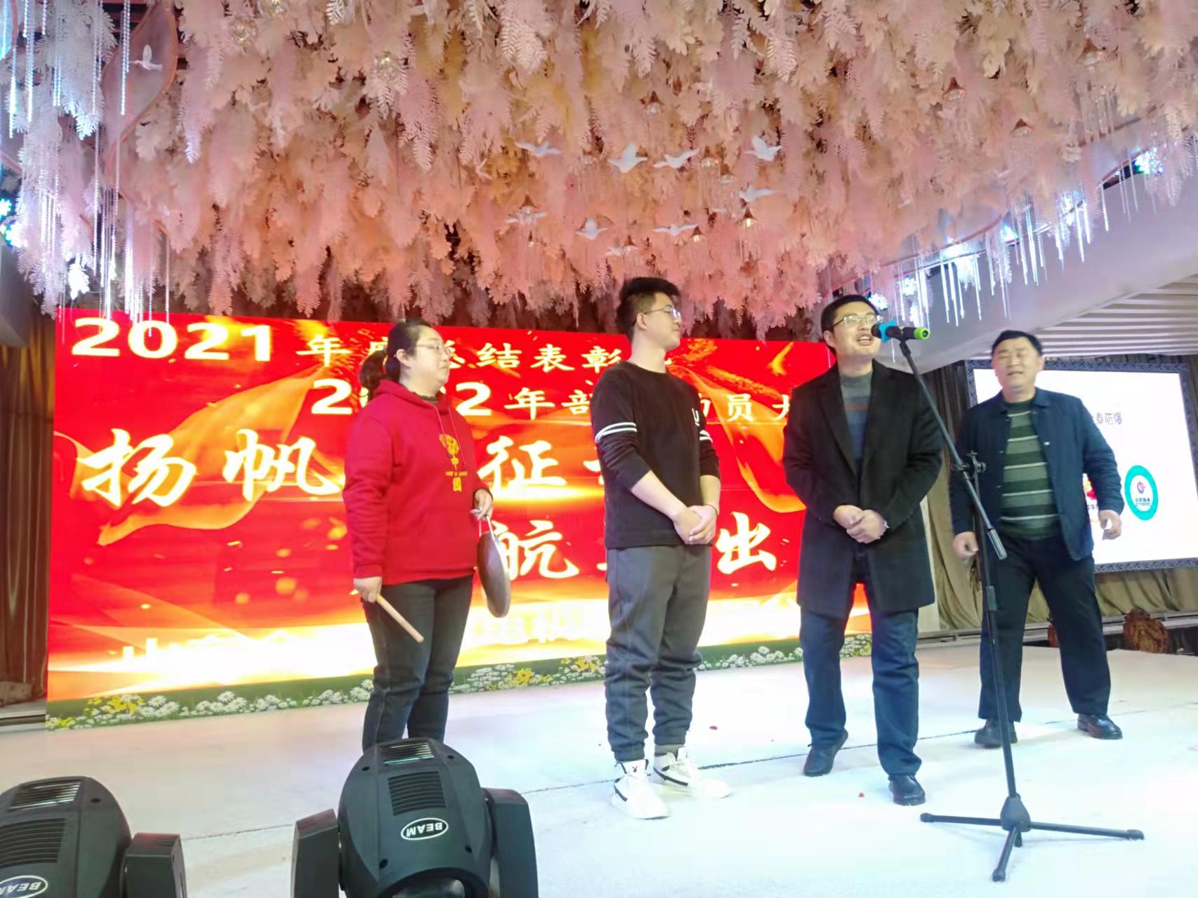 精彩的文艺表演是年会中最欢乐的一环，也是展现员工风采的平台